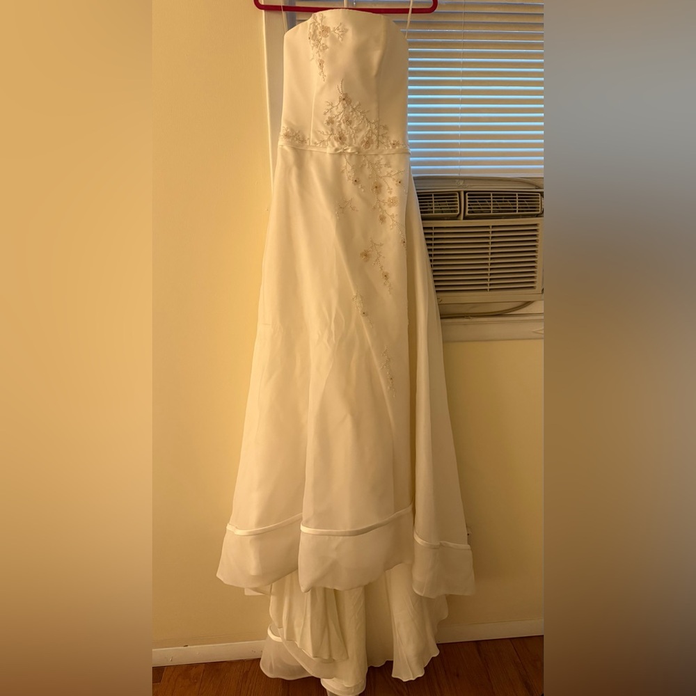 Elegant White Satin Wedding Gown Floral Embroidery for Beautiful Bride